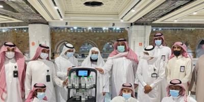 السعودية.. روبوت ذكي لتوزيع عبوات مياه زمزم دون تلامس في الحرمين الشريفين