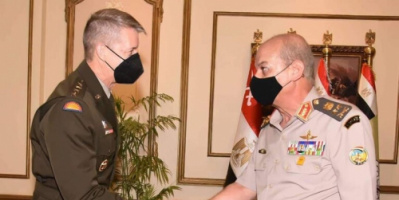 وزير الدفاع المصري يلتقي قائد الحرس الوطني الأمريكي في القاهرة