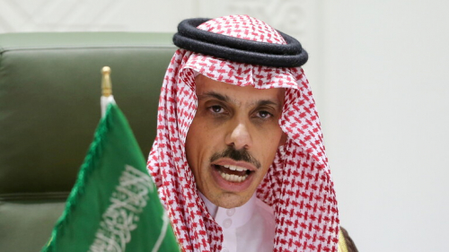 وزير الخارجية السعودي يتلقى رسالة خطية من نظيره القطري