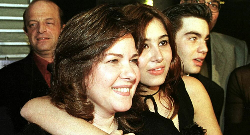 السر وراء عدم الإفصاح عن الحالة الصحية للفنانة دلال عبد العزيز
