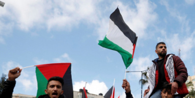 اشتباكات بين الشرطة الفلسطينية والمحتجين على خلفية مقتل الناشط نزار بنات