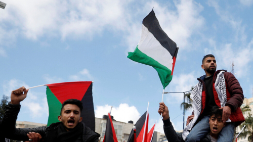 اشتباكات بين الشرطة الفلسطينية والمحتجين على خلفية مقتل الناشط نزار بنات