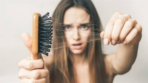 تعرف عليها.. 11 طعاما تمنع تساقط الشعر