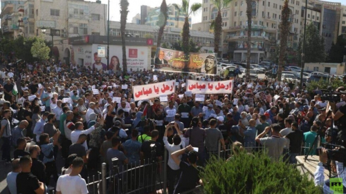 متظاهرون في رام الله ينددون بمقتل بنات ويطالبون برحيل عباس