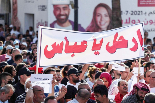 عباس المحاصر يراهن على أردوغان لفكّ أزمته