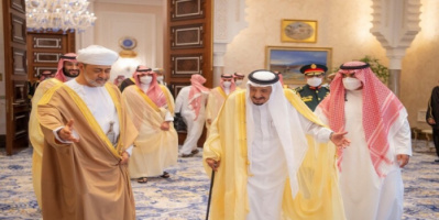 السعودية وسلطنة عمان تؤكدان على استقرار أسعار النفط والتمسك بمبادرة الرياض لحل أزمة اليمنية