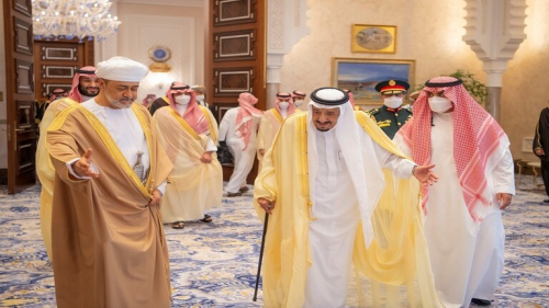 السعودية وسلطنة عمان تؤكدان على استقرار أسعار النفط والتمسك بمبادرة الرياض لحل أزمة اليمنية