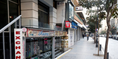 لبنان.. المحال التجارية تقفل أبوابها والمحتجون يقطعون عددا من الطرق في بيروت
