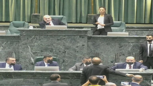 "قوم يا عماد!".. كرسي رئيس الحكومة يشعل مواقع التواصل في الأردن