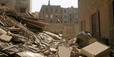 مصر.. نجاة أسرة من الموت بأعجوبة من تحت أنقاض عقار دمنهور