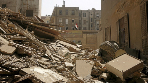 مصر.. نجاة أسرة من الموت بأعجوبة من تحت أنقاض عقار دمنهور