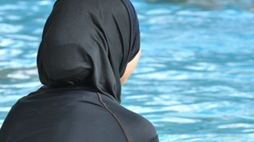 السلطات المصرية تلزم الفنادق بالسماح بـ"البوركيني" في المسابح