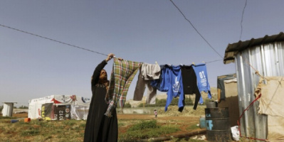 بلدة لبنانية تفرض 12 قيدا على اللاجئين السوريين بينها حظر التجول