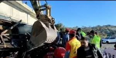 40 قتيلا بسقوط حافلة من فوق جسر في باكستان