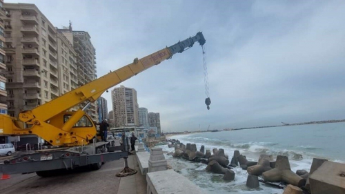 الحكومة المصرية تتحرك لدرء تشقق وتصدع كورنيش الإسكندرية