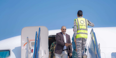 رئيس المجلس الانتقالي الجنوبي يعود إلى عدن بعد جولة دبلوماسية في الرياض وأبوظبي