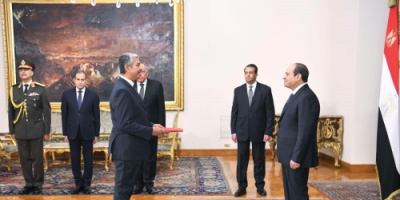 بحاح يقدم أوراق اعتماده للرئيس عبدالفتاح السيسي ويؤكد على أهمية التعاون اليمني المصري