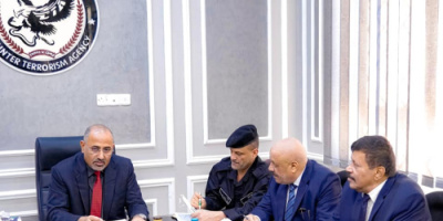 الرئيس الزُبيدي يعقد اجتماعاً استثنائياً بمقر جهاز مكافحة الإرهاب في العاصمة عدن