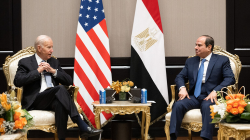 السيسي يحذر بايدن من استمرار التصعيد العسكري واستهداف المدنيين