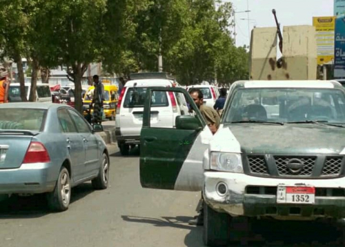 يحدث في عدن: طقم للحزام الامني يصدم باص ركاب ويصيب مواطن ويحتجز مالك الباص