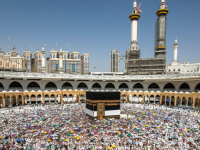 العبور إلى مكة.. فقط لمن يحمل التصريح