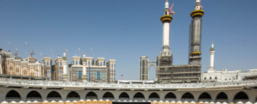 العبور إلى مكة.. فقط لمن يحمل التصريح