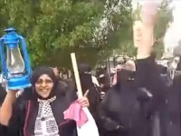 نساء عدن يخرجن إلى الشارع بالفوانيس.. تظاهرة غاضبة في المعلا تطالب بإنقاذ المدينة من الظلام والانهيار