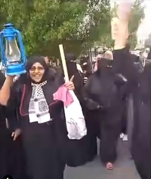 نساء عدن يخرجن إلى الشارع بالفوانيس.. تظاهرة غاضبة في المعلا تطالب بإنقاذ المدينة من الظلام والانهيار
