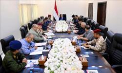 يد تضرب الإرهاب وأخرى تحمي الريال: العليمي يحشد "دولة الحرب" في اجتماع طارئ لإعلان الاستنفار الاقتصادي والأمني