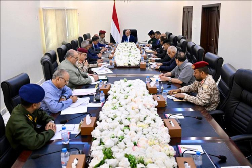 يد تضرب الإرهاب وأخرى تحمي الريال: العليمي يحشد دولة الحرب في اجتماع طارئ لإعلان الاستنفار الاقتصادي والأمني