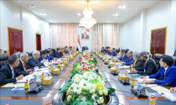في اجتماع لم يضئ مصباحاً.. الحكومة "تتفهم معاناة" عدن وتقر "استراتيجية الدين" لمواجهة انهيار الخدمات والاقتصاد