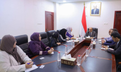لإخماد غضب الشارع.. بن بريك يستقبل "لجنة المرأة" ويتعهد بدعم مطالب الاحتجاجات النسوية