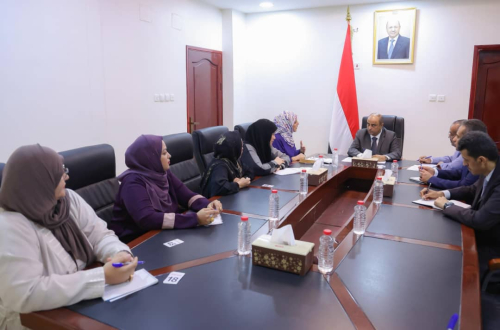 لإخماد غضب الشارع.. بن بريك يستقبل "لجنة المرأة" ويتعهد بدعم مطالب الاحتجاجات النسوية