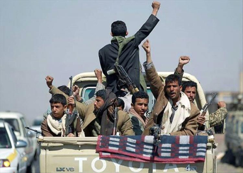 ذعر في جنح الظلام.. الحوثيون يقتحمون منازل بصنعاء ويعتقلون فتيات في حملة ترويع جديدة تتجاوز القانون والأعراف