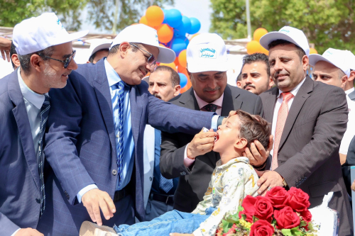 بينما يطرق 13 ألف عامل أبواب عدن.. بن بريك يوجه اتهاماً نارياً: الحوثي أعاد الشلل لأطفالنا بمنع اللقاحات