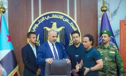 في عدن الغارقة بالظلام والرواتب المؤجلة... الزُبيدي يعود من الإمارات ليشيد بـ الانضباط المؤسسي