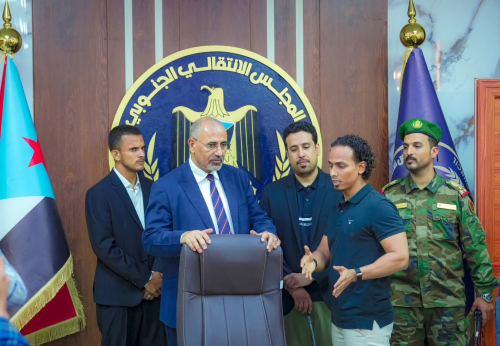 في عدن الغارقة بالظلام والرواتب المؤجلة... الزُبيدي يعود من الإمارات ليشيد بـ الانضباط المؤسسي