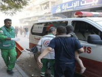 لم يعد هناك مكان لإنقاذهم.. أطباء غزة يواجهون الموت والمرضى يفيضون عن أسرة المستشفيات