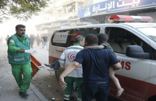 لم يعد هناك مكان لإنقاذهم.. أطباء غزة يواجهون الموت والمرضى يفيضون عن أسرة المستشفيات