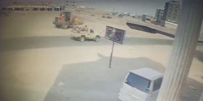 السلطة المحلية بمديرية البريقة تدين وتستنكر واقعة الإعتداء واحتجاز الجهات المكلفة بإزالة البناء العشوائي ( بيان + فيديو )