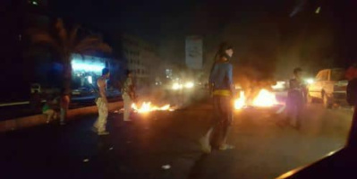 من الظلام إلى الشوارع المشتعلة.. عدن تنفجر غضبًا بعد 3 أيام بلا كهرباء