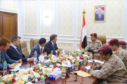 خطر قادم من الصومال... وزير الدفاع يفجر مفاجأة أمام الملحق البريطاني ويكشف عن «التحالف الأخطر» الذي يهدد الملاحة