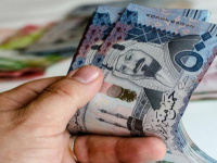 500 ريال للبعض و1000 لآخرين.. موجة غضب تجتاح المؤسسة الأمنية في عدن ولحج احتجاجا على تفاوت صرف الرواتب