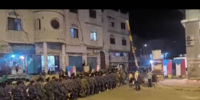 مظاهرة حاشدة تهزّ معاشيق.. أمن عدن يصعّدون للمطالبة برواتبهم المتوقفة منذ خمسة أشهر