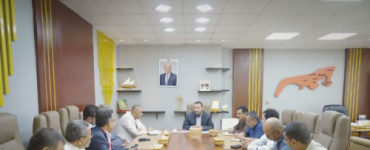 محافظ عدن يوجه شركة الغاز والصناعة بمعالجات عاجلة ورفض قاطع للحلول المؤقتة