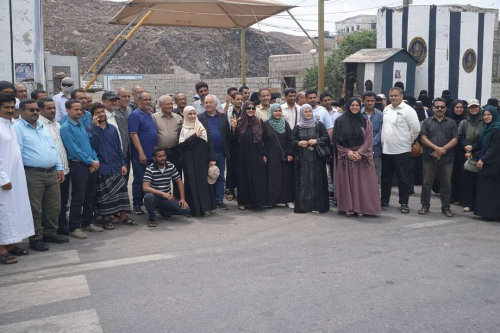 لليوم العاشر.. كوادر الأمانة العامة للانتقالي يواصلون احتجاجاتهم ضد إغلاق مقراتهم بـ عدن
