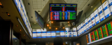 بورصات الخليج ومصر تترنح تحت وطأة التصعيد العسكري ومخاوف من صراع إقليمي طويل