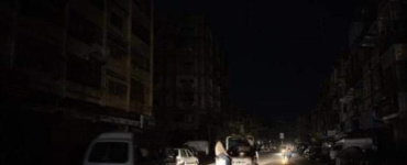 ظلام دامس يخيّم على التواهي بعدن منذ الفجر.. انقطاع شامل للكهرباء يفاقم معاناة السكان في أواخر رمضان