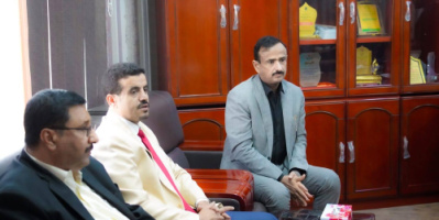 المحافظ بن الوزير يترأس اجتماعًا لتعزيز الاستقرار التمويني وضبط أسعار السلع في شبوة