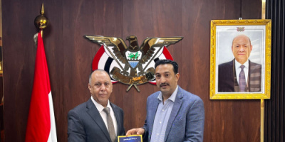 عدن: وزير الصناعة والتجارة يتسلم كتاباً حول الحماية الجنائية للعلامة التجارية ويؤكد دعم الوزارة لحماية حقوق المستثمرين